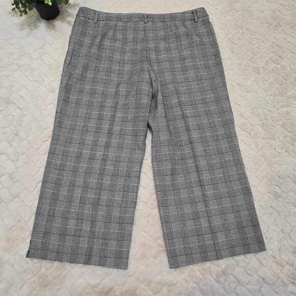 White House BLack Market Black and Gray Mini-Houndstooth Capri Pants, Size - Picture 6 of 9